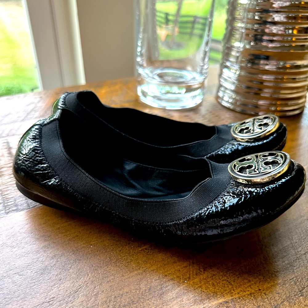 Tory Burch Caroline Ballet Flat in Black Patent with Gold/ Enamel Logo, size 5.5